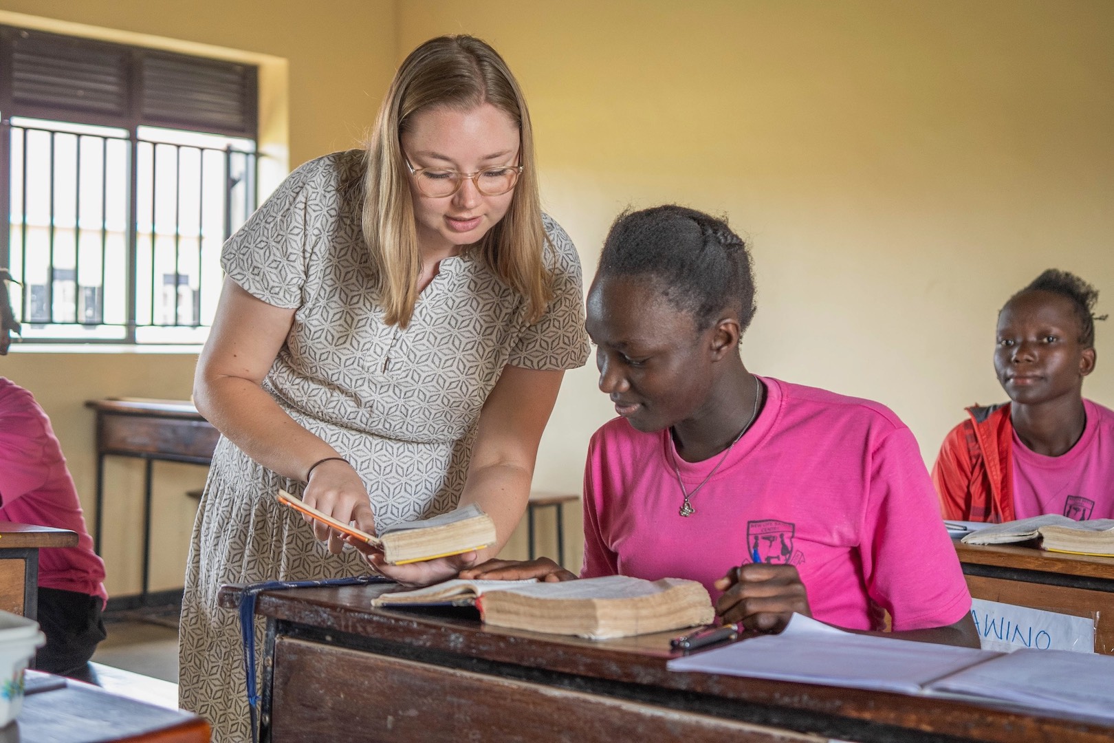 Katherine%20%20showing%20Bible%20to%20Sarah%20Rebecca